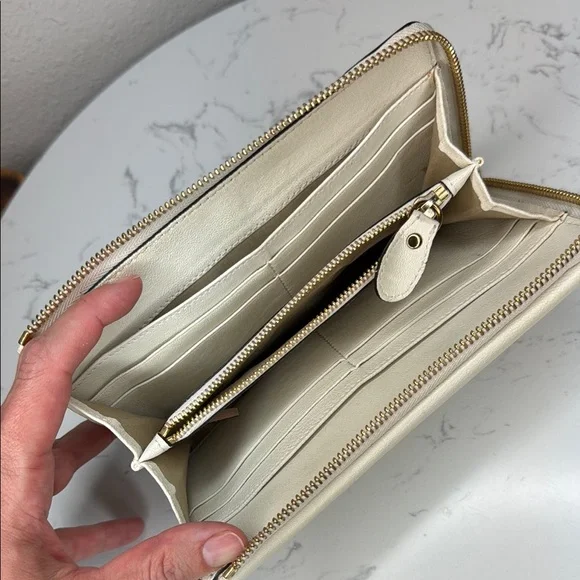 Chloe Marble White Long Leather Wallet Clutch with Twist Lock Hardware - Picture 10 of 12